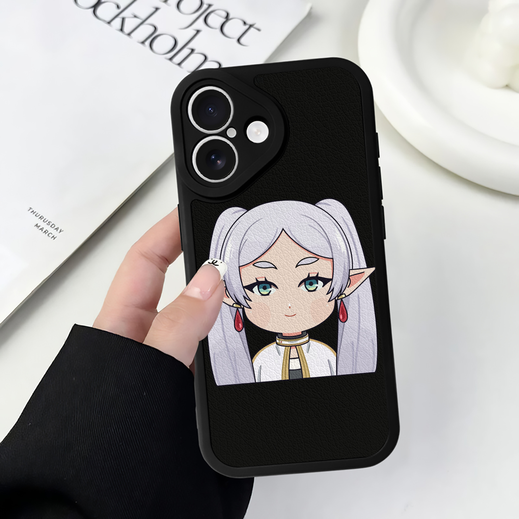 （画像用） 葬送のフリーレン Frieren 【iPhone 16シリーズ対応】シリコンスマホケース（レザー調） 材質：シリコン